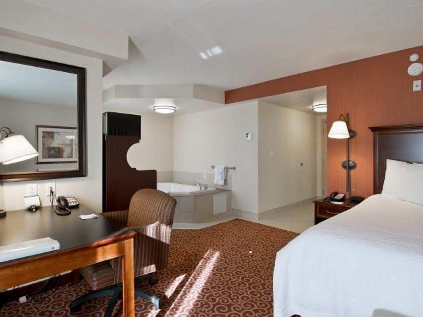 Hampton Inn By Hilton North Bay Exteriör bild
